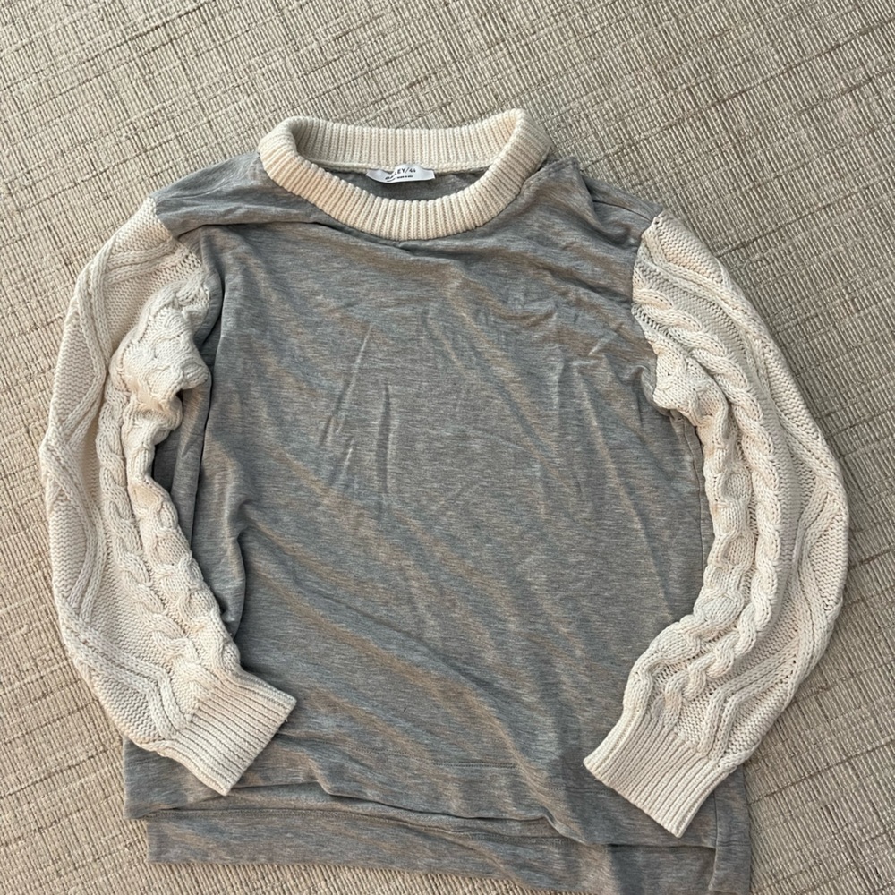 Sweatshirt with cable knit sleeves and neck gray sweatshirt body